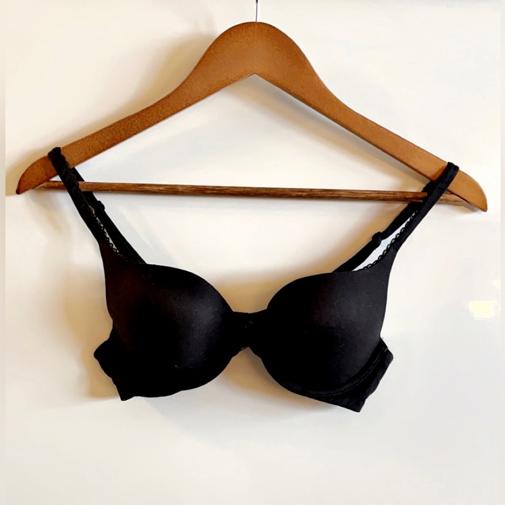 Victoria Secret. Body by Victoria. 32/B B70. Black adjustable bra.